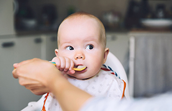 Jak prawidłowo odżywiać dziecko w wieku 0-3 lata
