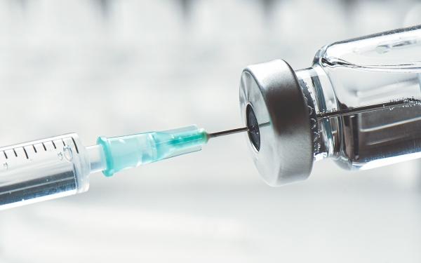 Immunolog wyjaśnia, która szczepionka ma lepsze działanie: jedno- czy dwudawkowa